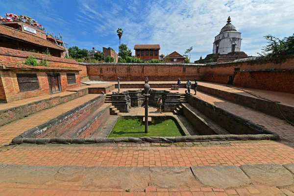 Antika fontän i Bhaktapur. Nepal. Nu förstört efter en massa — Stockfoto