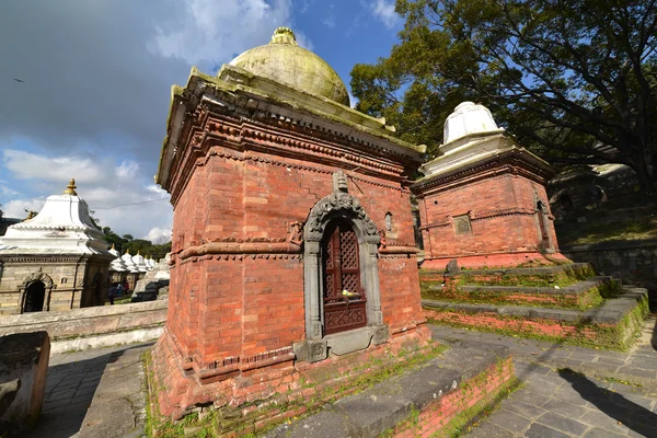 Antiguo templo hindú en Pashupatinath antes del terremoto que —  Fotos de Stock