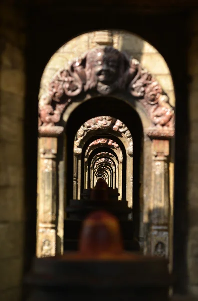 Antigo templo hindu em Pashupatinath antes do terremoto que — Fotografia de Stock