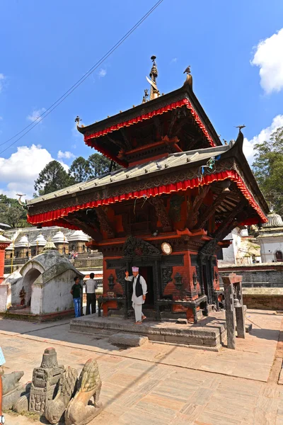 Ancient Hindu temple in Pashupatinath before the earthquake that — Stock Photo, Image