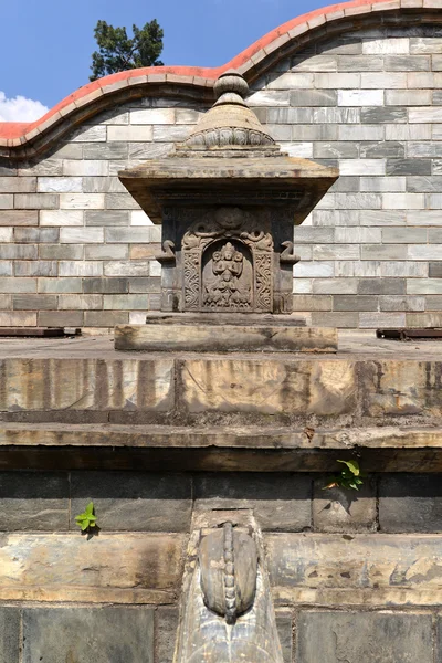 Ancient Unesco heritage architecture in Pashupatinath, now damag — Stock Photo, Image