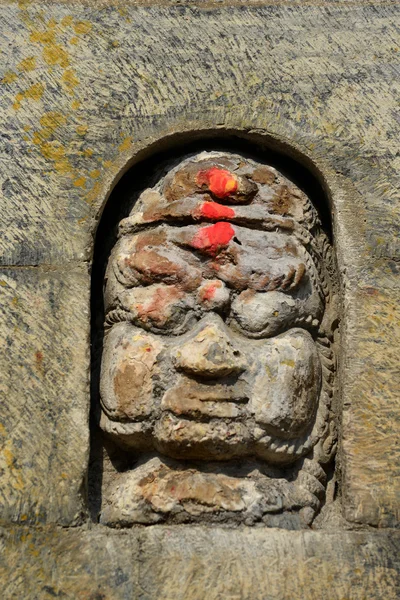 Stone reliëf, beeldhouwwerk van Shiva de torpedojager in Pashupatinath Crematie, Nepal, — Stockfoto