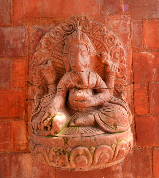 Stone reliëf, beeldhouwwerk van Shiva de torpedojager in Pashupatinath Crematie, Nepal, — Stockfoto