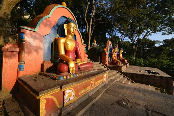 Posąg Buddy w Swayambhunath, siedzi teraz upadł po t — Zdjęcie stockowe