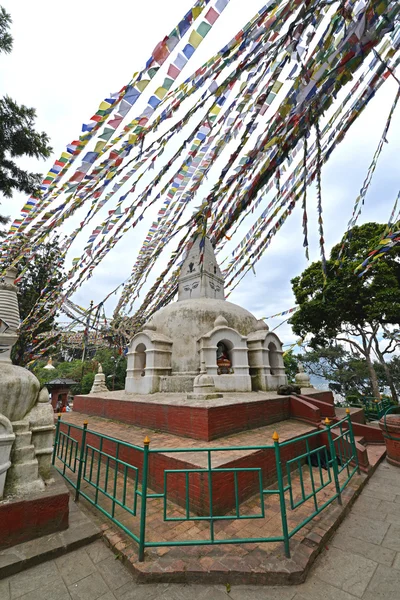 Budist stupa Swayambhunath, Katmandu, Ne dua bayrakları ile — Stok fotoğraf
