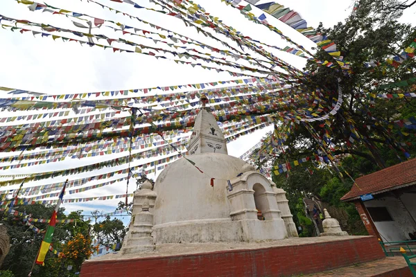 Boeddhistische stoepa met Gebedsvlaggen in Swayambhunath, Kathmandu, Ne — Stockfoto