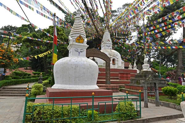 Budist stupa Swayambhunath, Katmandu, Ne dua bayrakları ile — Stok fotoğraf