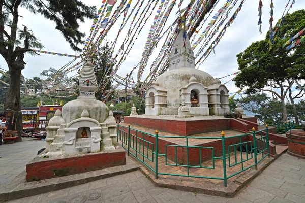 Buddyjska stupa z flagi modlitewne w Ne Swayambhunath, Kathmandu, — Zdjęcie stockowe