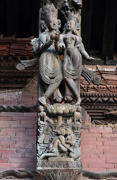 Sculptures en bois sur un temple hindou à Katmandou, Népal. Maintenant, destr — Photo