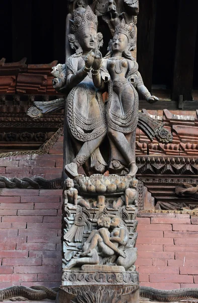 Wooden carvings on a Hindu temple in Kathmandu, Nepal. Now destr — Stock Photo, Image