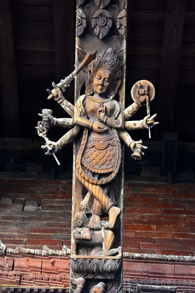 Esculturas de madeira em um templo hindu em Katmandu, Nepal. Agora destr — Fotografia de Stock