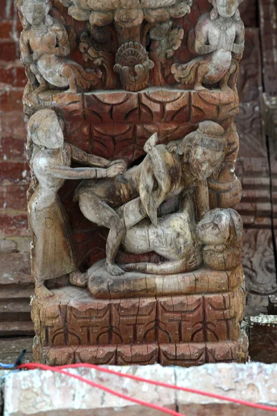 Tallados eróticos en un templo hindú en Katmandú, Nepal. Ahora destr —  Fotos de Stock