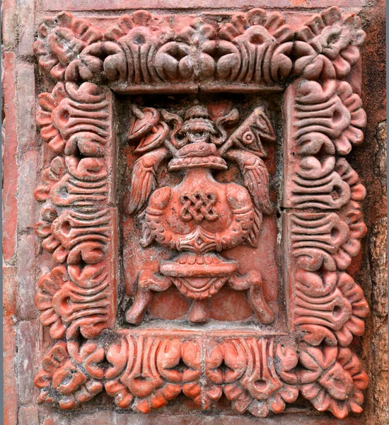 Hij vlag van Nepal op een steen houtsnijwerk in Swayambhunath, Nepal — Stockfoto