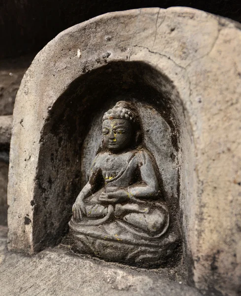 Bas relief statyett av sittande Buddha i Swayambhunath. Nu des — Stockfoto