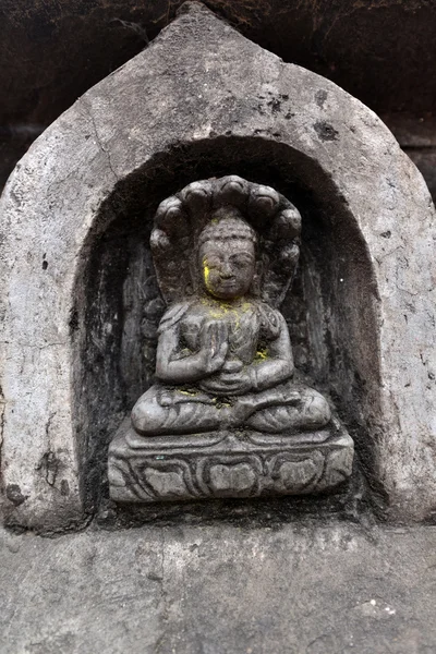 Kő szobor ülő Buddha Swayambhunath. Most destroye — Stock Fotó