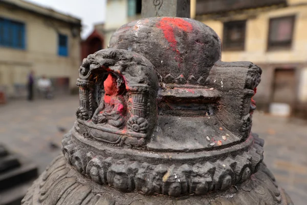 Bas úlevu soška sedící Buddha v Swayambhunath. Teď des — Stock fotografie
