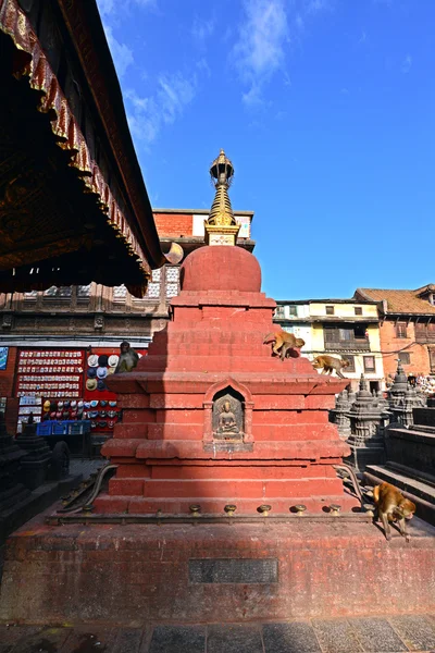 Historical buildings of Swayambunath before the earthquake that — Stock Photo, Image