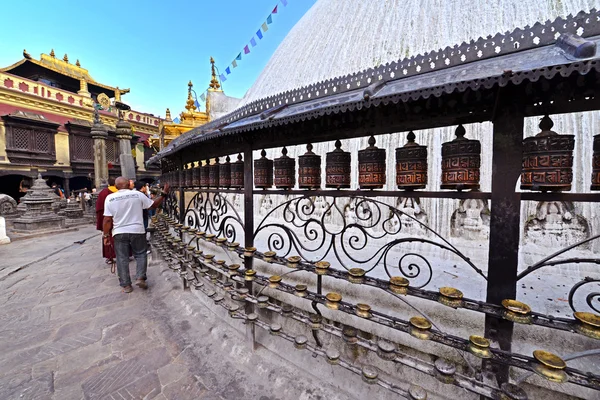 Swayambhunath stupa buddyjska, Kathmandu pozostała nienaruszona po — Zdjęcie stockowe