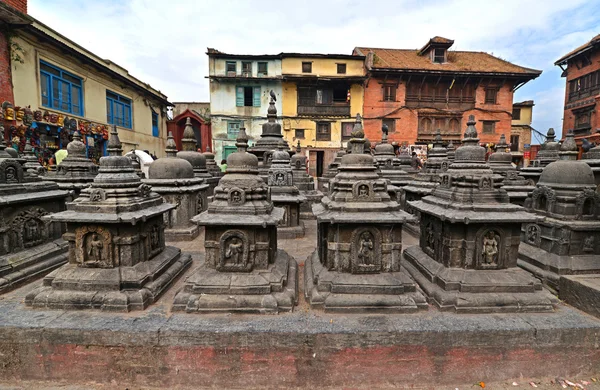 Estátuas antigas em Swayambhunath, Nepal. Agora destruído após o — Fotografia de Stock