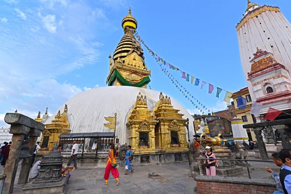 Buddhistická stúpa Swayambhunath, Kathmandu zbořena po — Stock fotografie