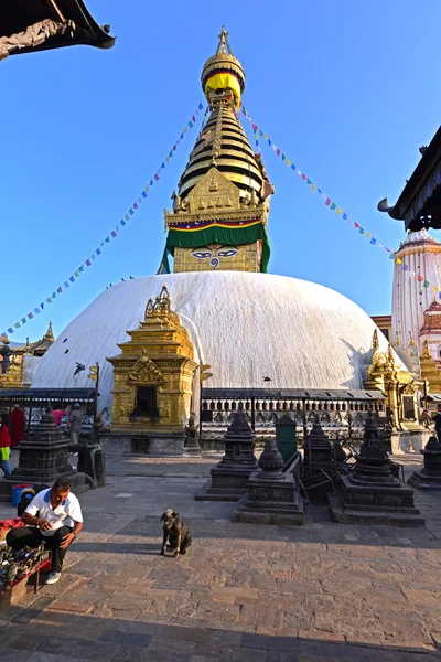 Swayambhunath stupa buddyjska, Kathmandu pozostała nienaruszona po — Zdjęcie stockowe