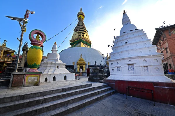 Buddhist stupa of Swayambhunath, Kathmandu remained intact after — Stock Photo, Image