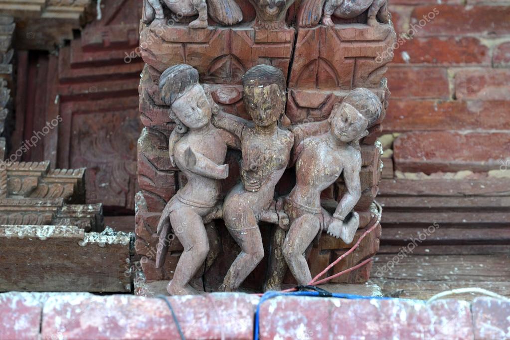カトマンズ、ネパールではヒンドゥー教寺院の官能的な彫刻。今前に破壊