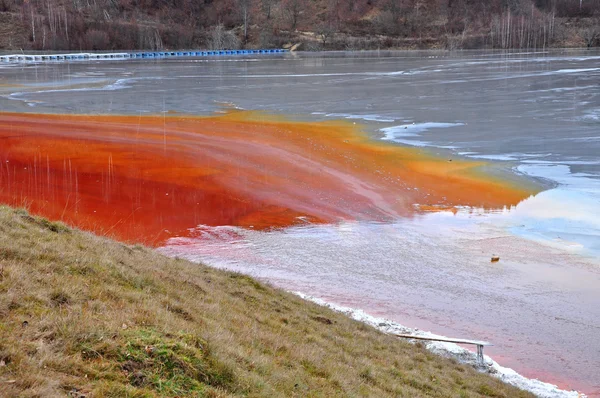 Загрязнение озера загрязненной водой из золотого рудника . — стоковое фото