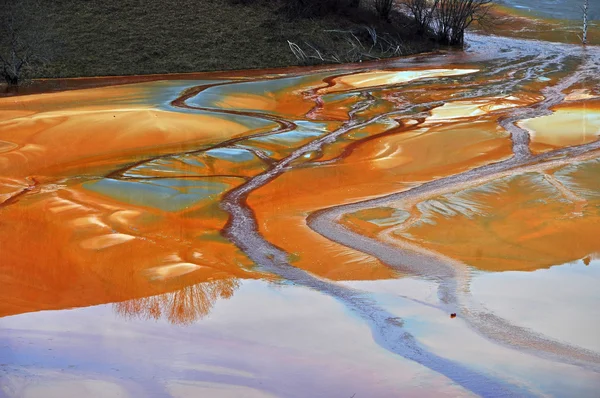 Znečištění jezero s kontaminovanou vodou z zlatý důl. — Stock fotografie