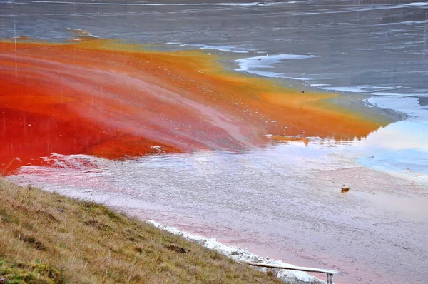 Pollution d'un lac par de l'eau contaminée provenant d'une mine d'or . — Photo