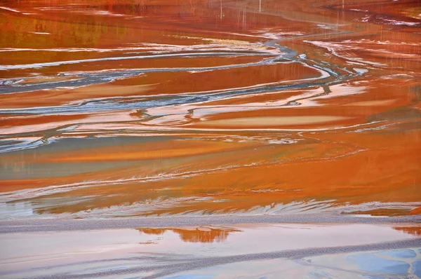 Contaminación de un lago con agua contaminada de una mina de oro . — Foto de Stock