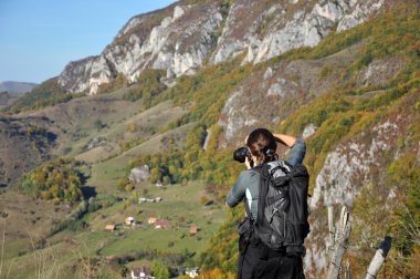 Kadın fotoğrafçı dağlarda fotoğraf çekme