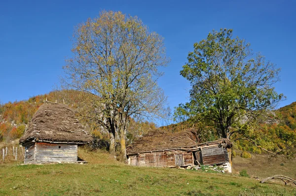 Pequeno rancho abandonado nas montanhas — Fotografia de Stock