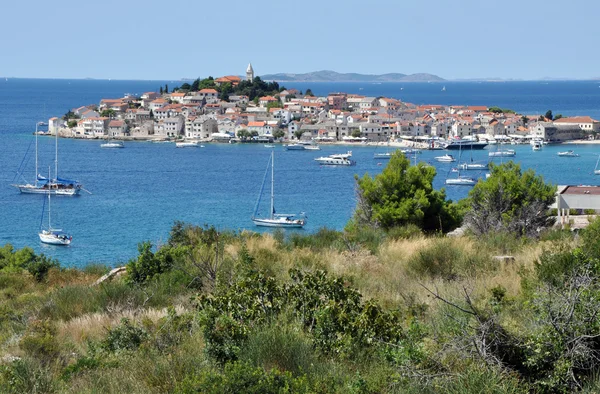 Primosten. Hırvat sahil şeridi üzerinde küçük bir Akdeniz şehir — Stok fotoğraf
