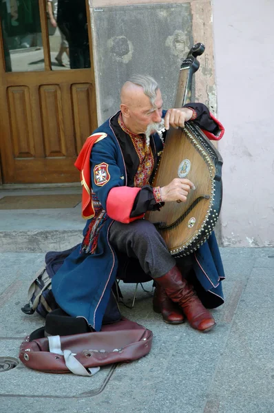 Ukrajinský cossak hraje na jeho bandura — Stock fotografie