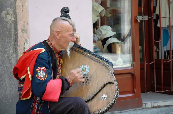 Ukrainian cossak playing on his bandura instrument — Stock Photo, Image