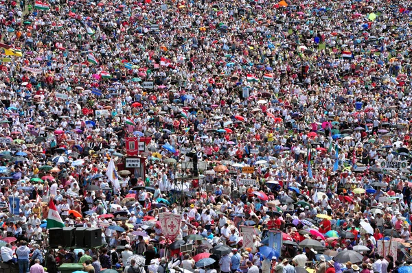 Des milliers de pèlerins catholiques prient en plein air pendant la — Photo