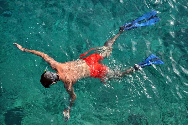 Hombre con máscara de snorkel y en agua clara —  Fotos de Stock