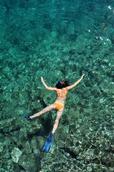若い女性がボネール島、カリブ海でのシュノーケ リング — ストック写真