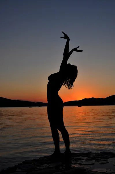 Sexy chica posando en la playa al atardecer — Foto de Stock