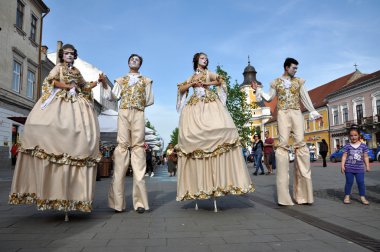 Sanatçılar Stilts ortaçağ kostümleri gerçekleştirme