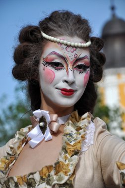 Sanatçılar Stilts ortaçağ kostümleri gerçekleştirme