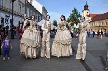 Sanatçılar Stilts ortaçağ kostümleri gerçekleştirme