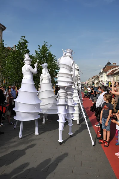 Artist on stilts, street theater — Stock Photo, Image