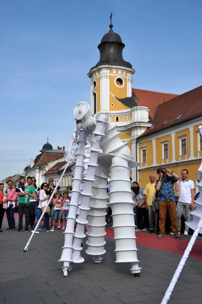 Artist on stilts, street theater — Stock Photo, Image