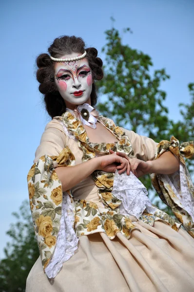 Artists on stilts performing in medieval costumes — Stock Photo, Image