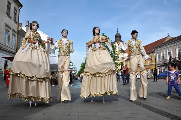 Artistas em palafitas que se apresentam em trajes medievais — Fotografia de Stock