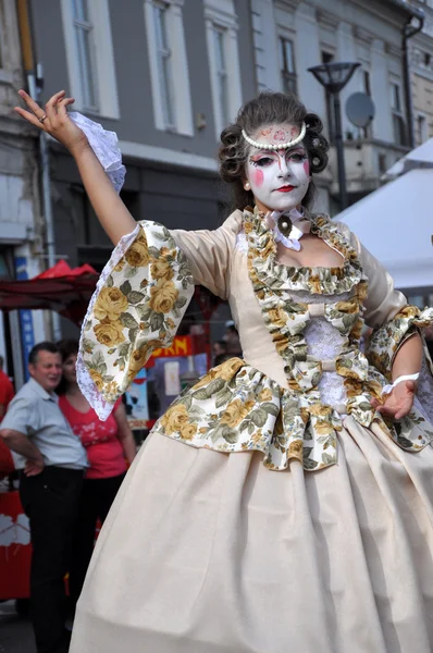 Sanatçılar Stilts ortaçağ kostümleri gerçekleştirme — Stok fotoğraf