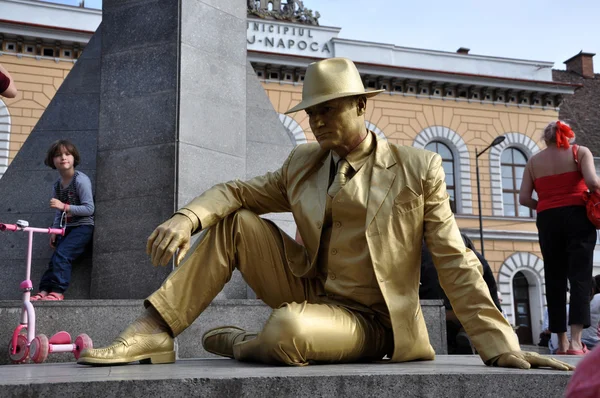 Pouliční umělec, žijící socha v zlatý kostým — Stock fotografie