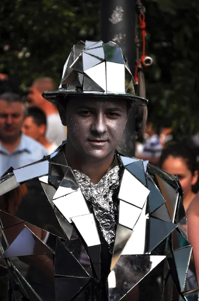 Wykonawca ulicy, żywy pomnik w lustro kostium — Zdjęcie stockowe